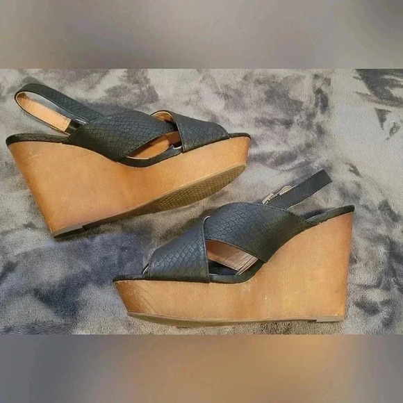 Size 10, Maurices Wedge Peep Toe Strappy Heels Sandals in black - Picture 5 of 11